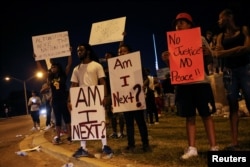 Demonstrators protest the shooting death of Alton Sterling near the headquarters of the Baton Rouge Police Department in Baton Rouge, Louisiana, July 10, 2016.