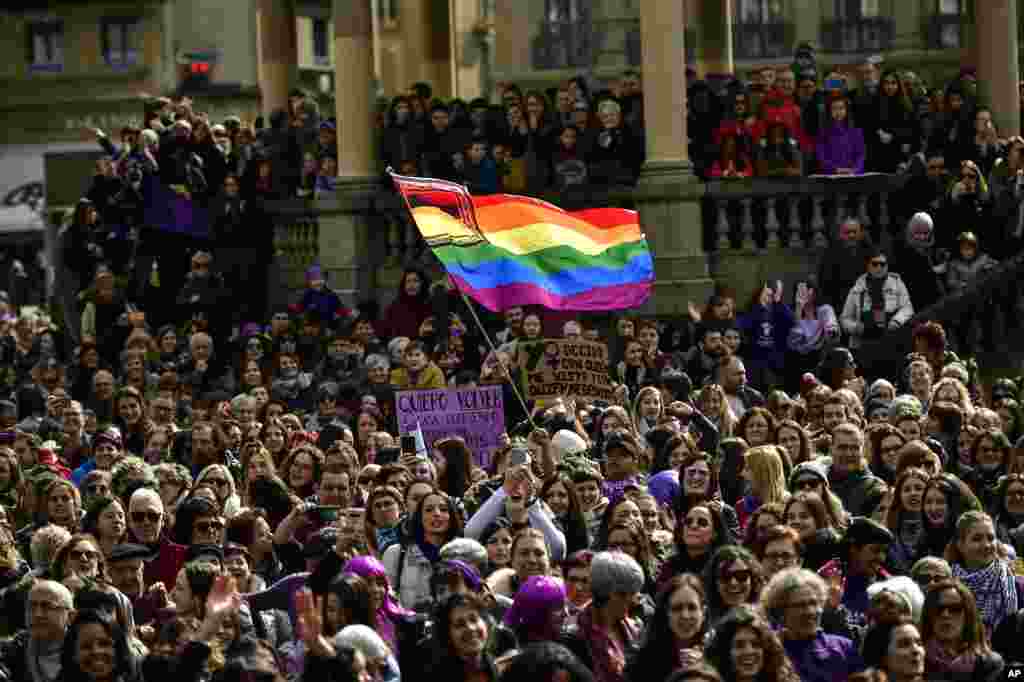 Mujeres se reúnen en la Plaza del Castillo durante el Día Internacional de la Mujer en Pamplona, norte de España, el domingo 8 de marzo de 2020. Las mujeres españolas celebran el Día Internacional de la Mujer con una huelga de un día completo y docenas de protestas en todo el país contra la brecha salarial y la violencia de género.