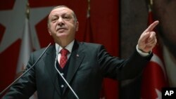 En un discurso a legisladores de su partido, Erdogan agregó que en los próximos días los dos mandatarios seguirán hablando de temas como el respaldo de Washington a los combatientes sirios kurdos, a los que Ankara considera terroristas.