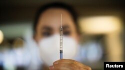Un trabajador de la salud sostiene una jeringa con una dosis de la vacuna Sputnik V contra el COVID-19 en la Arena Ciudad de México, en Ciudad de México, el 20 de julio de 2021.