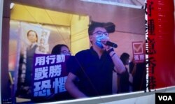 反送中运动两周年义卖活动回顾过去两年香港人的抗争历史，一张大型照片为前香港众志秘书长黄之锋去年7月参与民主派立法会35+初选拉票的情况。 (美国之音 汤惠芸拍摄)