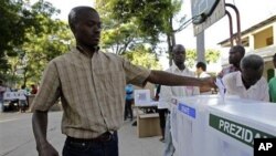 A voter casts his ballot during the presidential and legislative elections in Port-au-Prince, Haiti, 28 Nov 2010