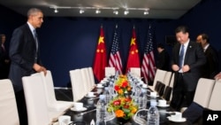 2015年11月30日美国总统奥巴马（左）和中国国家主席习近平在巴黎举行的联合国气候大会上举行会谈。