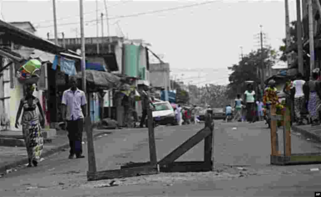 Des barricades improvisées à Abidjan.