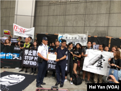 香港新闻界人士星期天走上街头，抗议警方对采访香港“反送中”游行集会的记者过度使用暴力。（美国之音记者海彦拍摄）