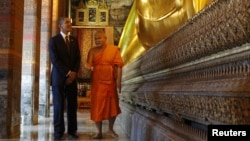 Барак Обама беседует с буддийским монахом. Королевский монастырь Ват Фо. Бангкок, Таиланд. 18 ноября 2012 года
