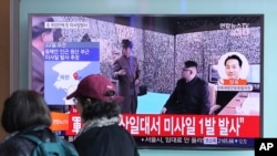 북한이 원산비행장 일대에서 미사일을 발사한 22일 한국 서울역 광장에 설치된 TV에서 관련 보도가 나오고 있다. 