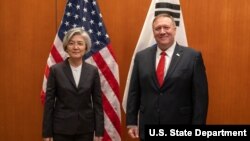 마이크 폼페오 미국 국무장관과 강경화 한국 외교장관이 지난 1월 미국 캘리포니아주 팔로알토에서 회담했다.