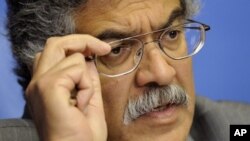 Permanent Representative of Pakistan to the United Nations Office in Geneva, Ambassador Zamir Akram gestures during a press conference focusing on recent flooding in Pakistan, 17 Aug 2010