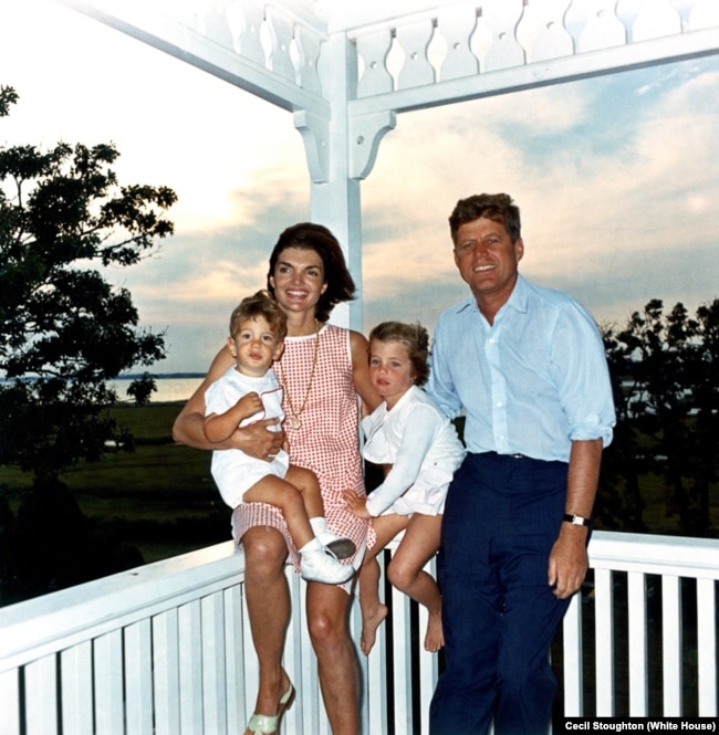 John F. Kennedy Jr., Mrs. Kennedy, Caroline Bouvier Kennedy, President Kennedy at Hyannis Port on August v4, 1962. (Cecil Stoughton/The White House/John F. Kennedy Presidential Library and Museum)