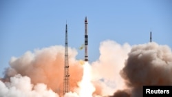 Lansiranje rakete sa dva satelita u svemirskom centru u kineskoj provinciji Gansu