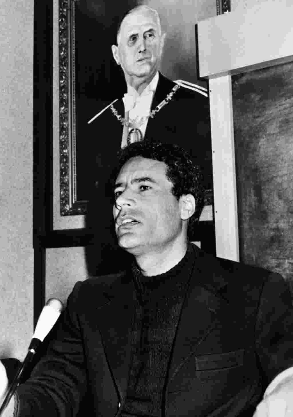 معمر قذافی و عکس رسمی ژنرال شارل دوگل که در ۲۵ فوریه ۱۹۷۵ در لیبی گرفته شده است.