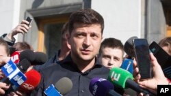 Presiden terpilih Ukraina, Volodymyr Zelenskiy menjawab pertanyaan media di luar gedung parlemen di Kyiv, Ukraina, 4 Mei 2019. (Foto: dok).