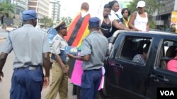 Zimbabwe Police blocking protesters in Harare recently. (Photo: Mavis Gama)