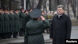 Ukraina rahbari Petro Poroshenko Kiyevda Milliy mudofaa universitetida bo'ldi. 27-fevral, 2015-yil.