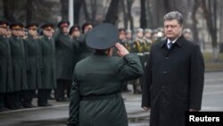 Presiden Ukraina Petro Poroshenko mengunjungi National Defence University di Kyiv (27/2). (Reuters/Mykhailo Markiv)