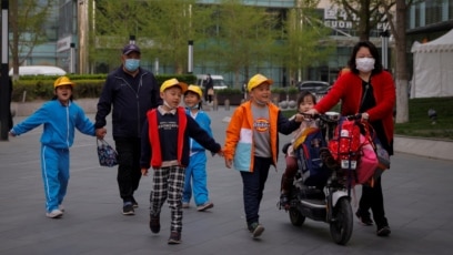 TƯ LIỆU: Trẻ em và người lớn tại một trường học ở Bắc Kinh, Trung Quốc, ngày 6 tháng 4, 2021. 