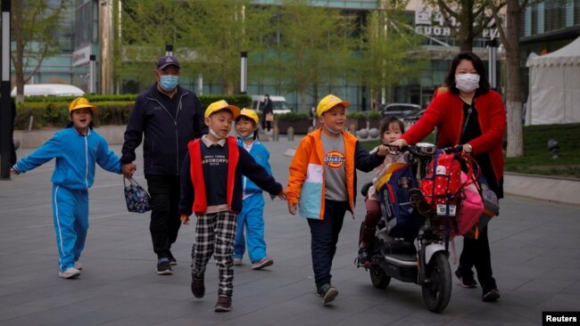 TƯ LIỆU: Trẻ em và người lớn tại một trường học ở Bắc Kinh, Trung Quốc, ngày 6 tháng 4, 2021. 