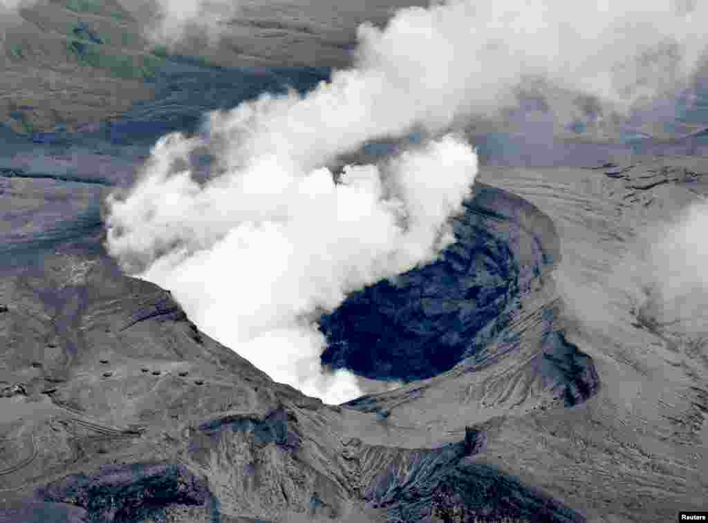 Foto udara menunjukkan letusan gunung berapi Aso, di Aso, Kumamoto, Jepang barat daya (foto: Kyodo).