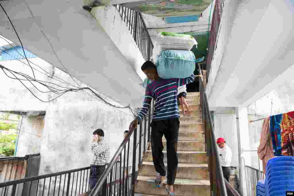 Residents of Phnom Penh&#39;s White Building move out June 6, 2017 after negotiations finished. The White Building is authorized to a Japanese development project for redevelopment. (Khan Sokummono/VOA Khmer)