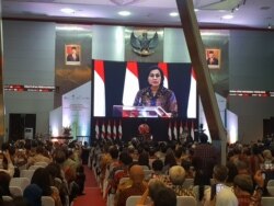 Menkeu Sri Mulyani memberikan sambutan di Main Hall Bursa Efek Indonesia (BEI), dalam acara Penutupan IHSG 2019, di BEI, Jakarta, Senin, 30 Desember 2019. (Foto: VOA/Ghita)