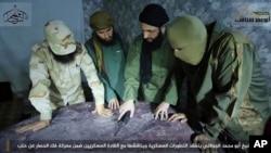 알카에다 시리아지부 알누스라전선 지도자 아부 모함메드 알-골라니(가운데)가 병사들과 지도를 들여다보고 있다.