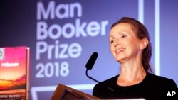 آنا نخستین نویسنده اهل ایرلند شمالی است که جایزه من بوکر را دریافت می کند.