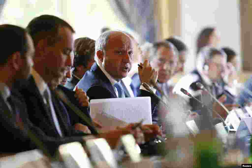 France&#39;s Foreign Minister Laurent Fabius (center) attends the International Conference on Peace and Security in Iraq, at the Quai d&#39;Orsay in Paris, Sept. 15, 2014.