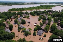 Un vecindario inundado por la crecida del río Arkansas en esta foto aérea en Forth Smith, Arkansas. Mayo 30 de 2019. REUTERS - drone