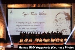 Penampilan Syiir Tanpo Waton karya mendiang Gus Dur dalam acara Ziarah Budaya Sewindu Haul Gus Dur, di Universitas Sanata Dharma, Yogyakarta, 5 Februari 2018. (Foto: Humas USD Yogyakarta)