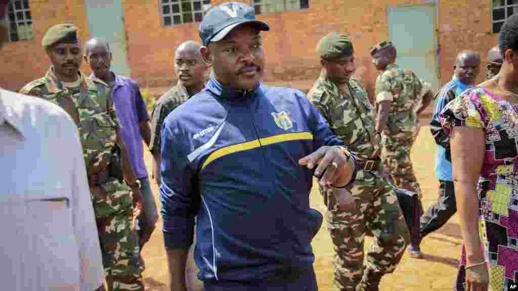 Le président Pierre Nkurunziza attend pour voter, Ngozi, 21 juillet 2015.