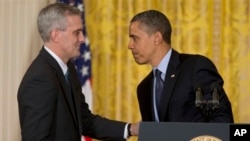 Presiden Barack Obama menyalami Denis McDonough (kiri) setelah mengumumkan pengangkatan McDonough sebagai Kepala Staf Gedung Putih yang baru, Jumat (25/1). 