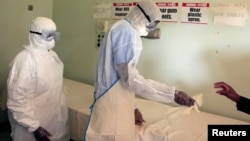 FILE PHOTO: Health workers in protective suits during a training exercise for any potential coronavirus cases at a hospital in Harare, Zimbabwe, February 14, 2020. REUTERS/Philimon Bulawayo/File Photo - RC2U3F9SL1VN