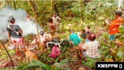 Warga Kampung Imsun, Papua, mengungsi di hutan karena ketakutan. (Foto: Courtesy/KMSPPM)