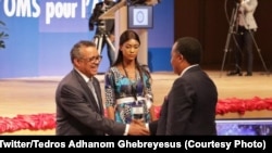 Mokambi ya OMS, Dr Tedros Adhanom Ghebreyesus (G) apesi mbote na président Denis Sassou Nguesso na 69e session ya comité régional ya OMS, Brazzaville, 19 août 2019. (Twitter/ Dr Tedros Adhanom Ghebreyesus)