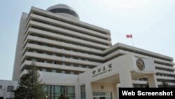 여행전문 사이트 '트립어드바이저'의 북한 평양 량강호텔 소개 페이지에 게재된 호텔 입구 사진.