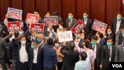 香港立法會內務委員會會議”鬧雙胞”，上屆主席李慧琼被民主派議員質疑非法主持會議，爆發衝突。(美國之音湯惠芸)