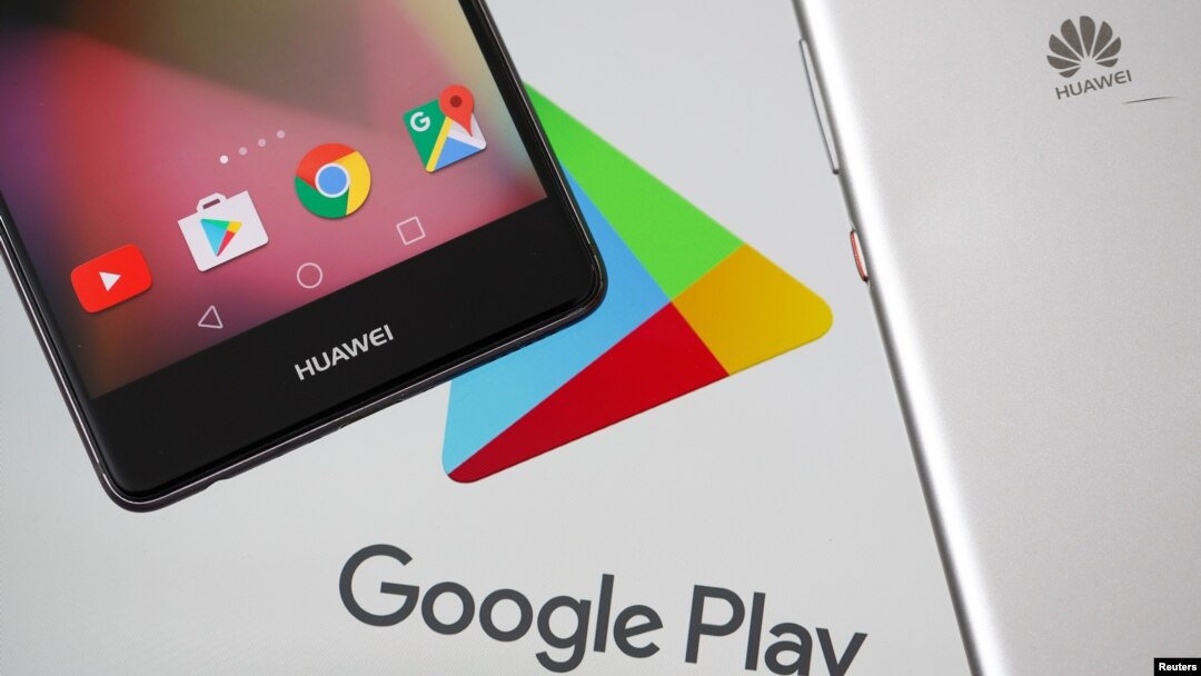 Smartphone Huawei dan logo Google Play logo (foto: ilustrasi). Google akan membatasi akses Huawei pada sistem operasi Android. 