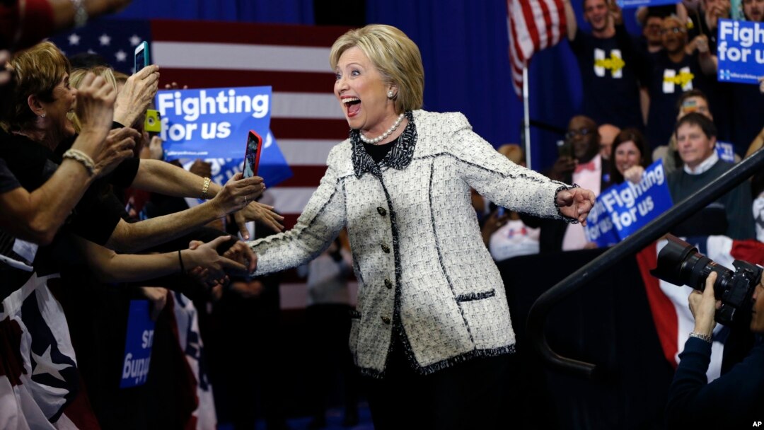Hillary Clinton celebra junto a sus seguidores el triunfo en las primarias demócratas de Carolina del Sur, el sábado por la noche.