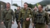اسرائیلی دفاعی افواج کے چیف آف جنرل اسٹاف ہرزی حلوی(درمیان میں) دیگر اہل کاروں کے ساتھ . فوٹو بذریعہ رائٹرز