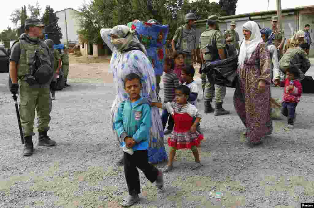 دولت اسلامیہ کے شدت پسندوں کی شام کے شمالی علاقوں میں پیش قدمی کی وجہ سے شامی کرد پناہ کے لیے سرحد پار کر کے ترکی میں داخل ہو رہے ہیں۔ 