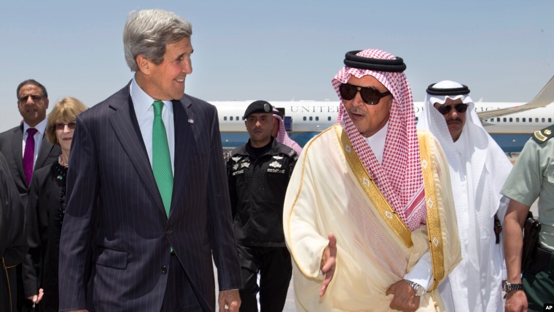 Menlu AS John Kerry (kiri) dan Menlu Arab Saudi Saud al-Faisal sebelum pertemuan di Jeddah 25 Juni lalu (foto: dok). 