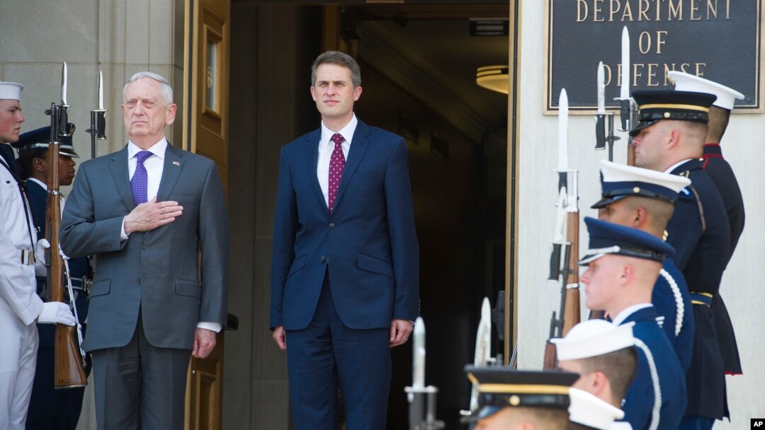 Sekretar za odbranu SAD Džejms Matis (levo) i britanski ministar odbrane Gavin Vilijamson pozdravljaju nacionalne himne tokom ceremonije dobrodošlice pred njihov sastanak u Pentagonu
