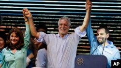 Enrique Penalosa (c) celebrates with former presidential candidate Martha Lucia Ramirez (l) and senator Carlos Galan, after being proclaimed the new mayor of Bogota, Colombia, Oct. 25, 2015. 