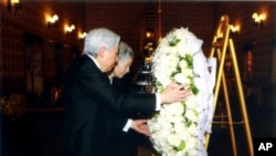 Kaisar Jepang Akihito, kiri, dan istrinya Michiko, kanan, meletakkan karangan bunga bagi mendiang raja Thailand Bhumibol Adulyadej, di Bangkok, Thailand, Minggu, 5 Maret 2017.