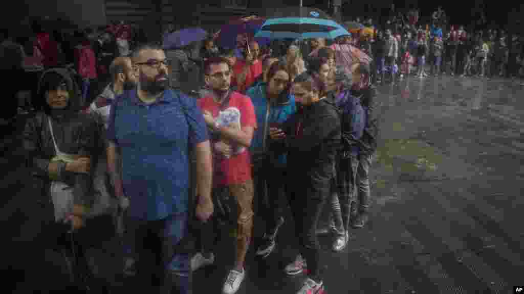 Des personnes font la queue pour voter dans une école à Barcelone, en Espagne, le 1er octobre 2017.