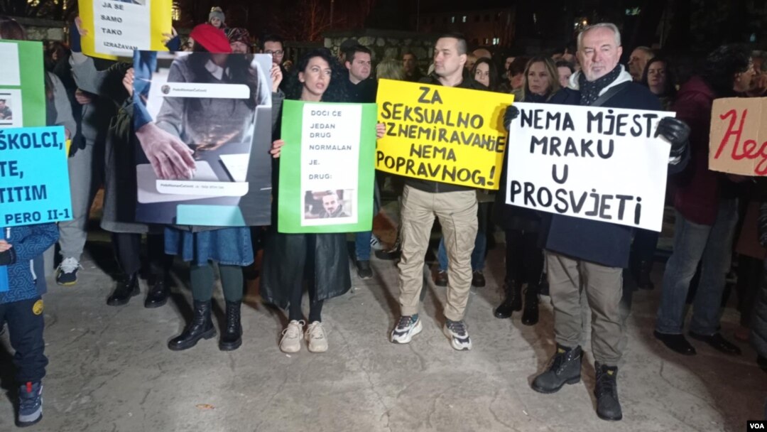 Protest ispred gimnazije u Podgorici (Foto: VOA/Jovo Radulović)