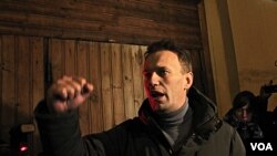 Tokoh oposisi Alexei Navalny berbicara di depan pendukungnya dalam unjuk rasa di Lapangan Pushkin, Moskow (5/3).