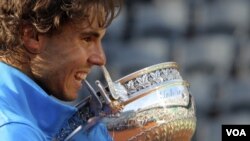 Un sello de Rafael Nadal, la mordida al trofeo tras ganar la Copa de lo Mosqueteros por sexta vez, al vencer al suizo Roger Federer.