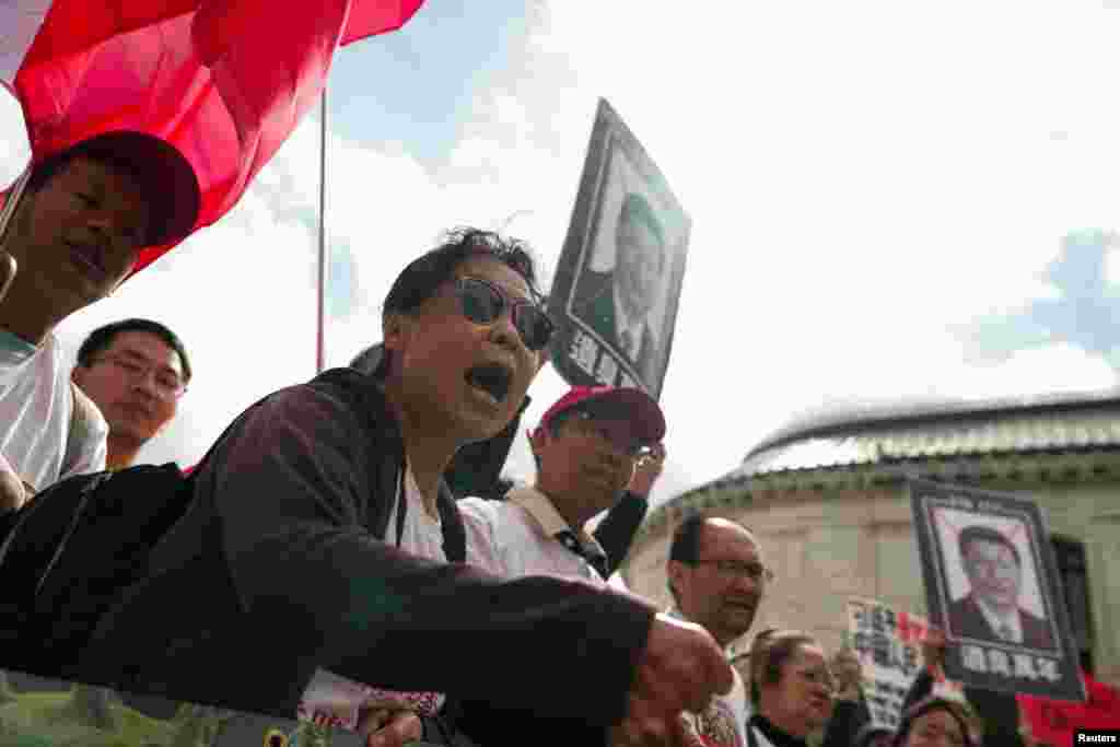 中国国家主席习近平在白宫会晤美国总统唐纳德·特朗普之际，人们举行街头抗议活动。(2026年9月24日)